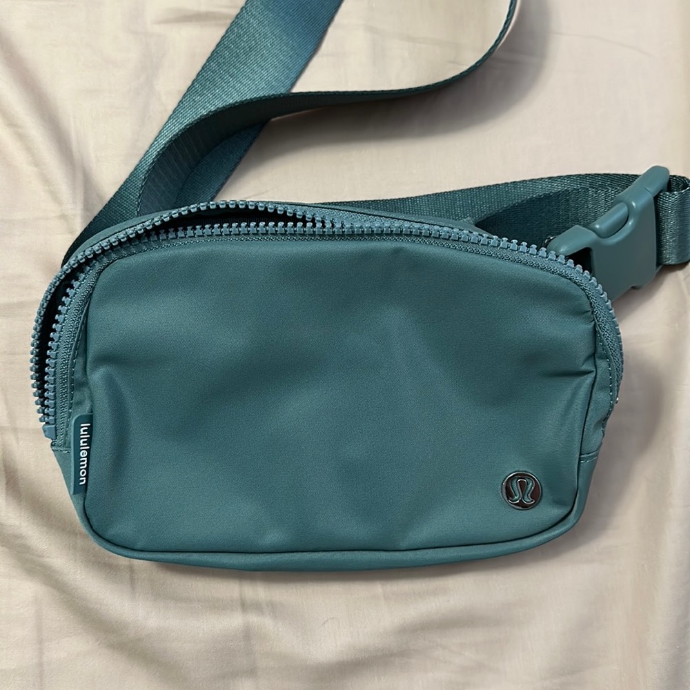 LIKE new! NWOT Lululemon Belt bag